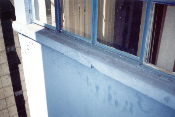 Exemplo de trincas causadas por infiltração no peitoril da janela