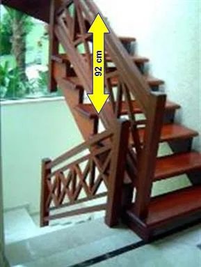 Altura do guarda-corpo em escadas internas