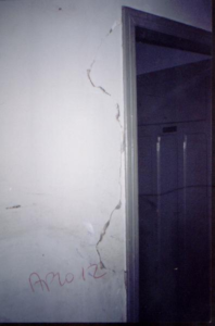 Exemplo de trincas ao redor da porta causadas por batente mal fixado