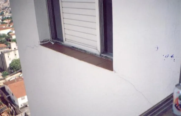 Exemplo de trinca causada por infiltração no peitoril da janela