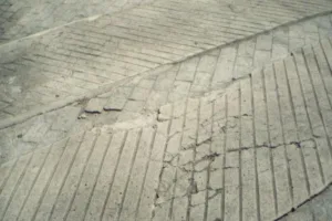 Exemplo de trincas no chão causadas por retração da argamassa